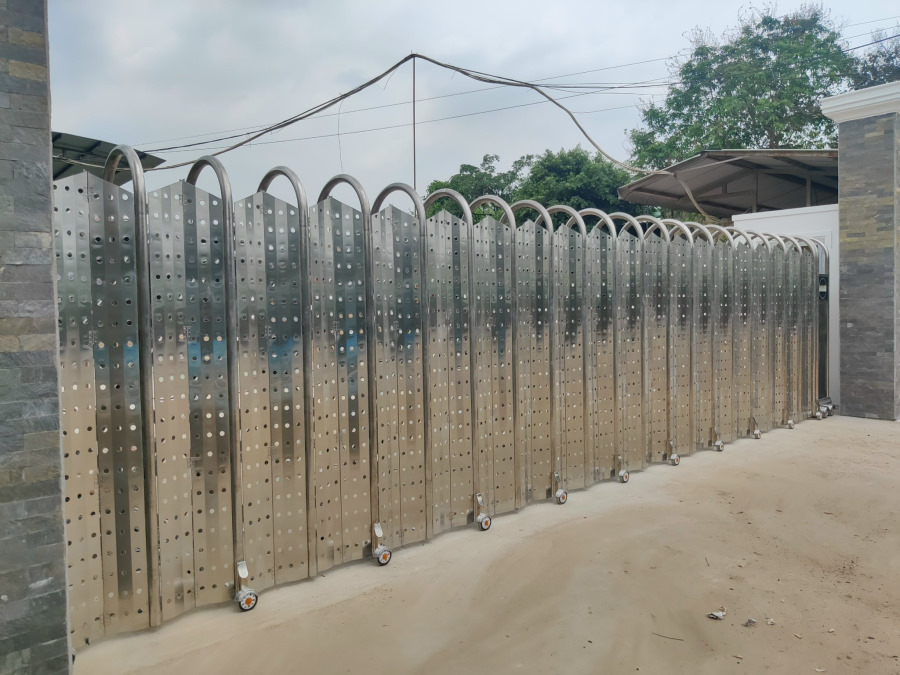 Cổng Xếp Inox có Rào Chắn ở Tây Ninh (1)