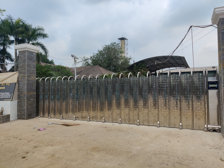 Cổng Xếp Inox có Rào Chắn ở Tây Ninh (2)