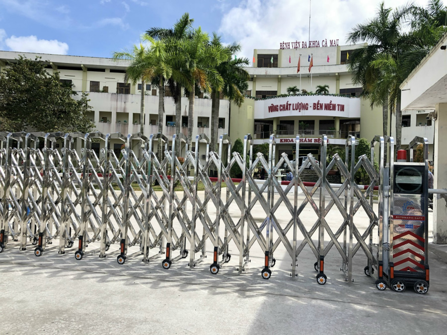 Cổng xếp Inox Cà Mau - Bệnh viện Đa khoa Cà Mau (1)